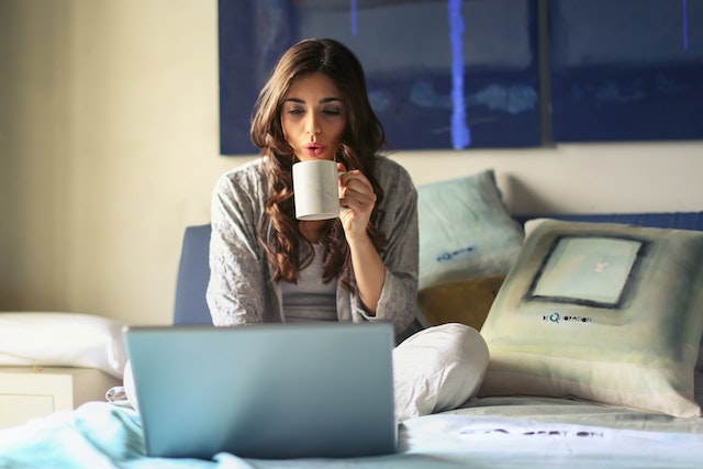 woman-having-coffee-while-working